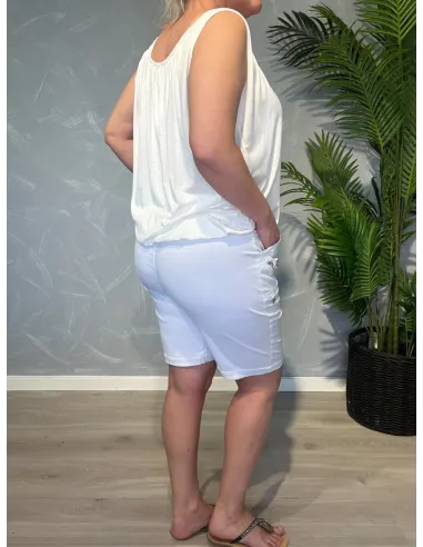 Hvide Cherry Berry shorts set bagfra, viser den behagelige elastiske talje og den gode pasform over bagdelen