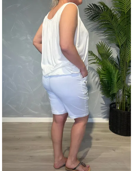 Hvide Cherry Berry shorts set bagfra, viser den behagelige elastiske talje og den gode pasform over bagdelen