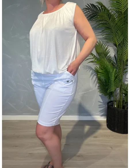 Hvide Cherry Berry shorts med elastik i taljen og lynlåslommer,