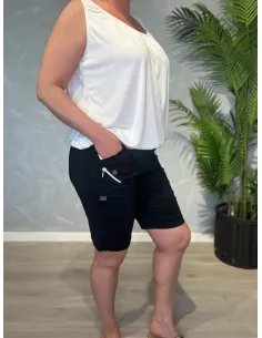 Sort Cherry Berry shorts med elastik i taljen og lynlåslommer,