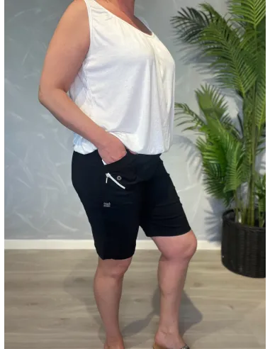 Sort Cherry Berry shorts med elastik i taljen og lynlåslommer,