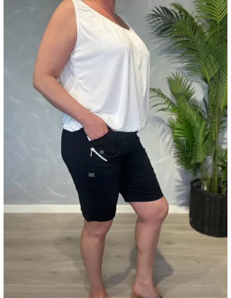 Sort Cherry Berry shorts med elastik i taljen og lynlåslommer,