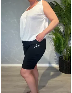 Sort Cherry Berry shorts med elastik i taljen og lynlåslommer, 2