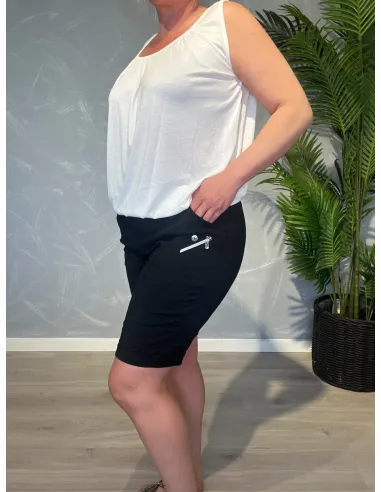 Cherry Berry shorts set fra siden, viser den gode pasform og længde til knæet, samt de praktiske lynlåslommer