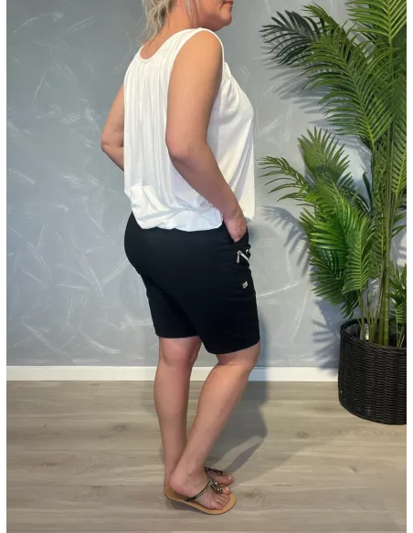Sort Cherry Berry shorts set bagfra, viser den behagelige elastiske talje og den gode pasform over bagdelen - TIPPY