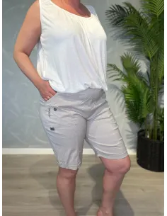 Cherry Berry shorts i sand vist på model med hvid top. Shortsene har elastik i taljen
