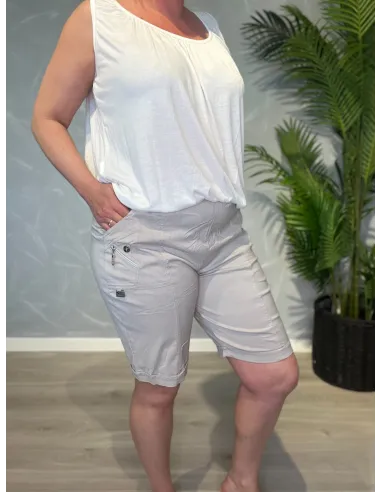 Cherry Berry shorts i sand vist på model med hvid top. Shortsene har elastik i taljen