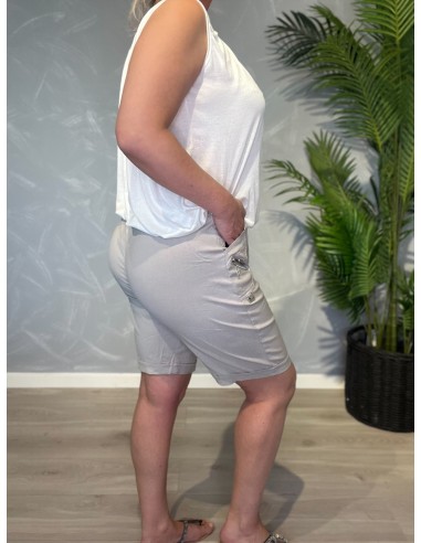 Cherry Berry shorts i sand vist på model med hvid top bagfra - TIPPY