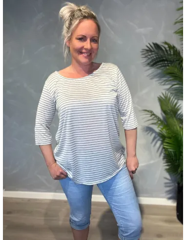 Grå/hvid stribet t-shirt med 3/4 ærmer