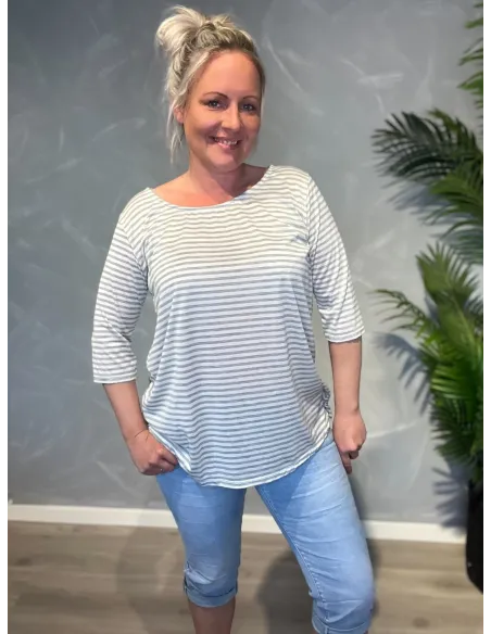 Grå/hvid stribet t-shirt med 3/4 ærmer