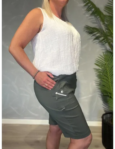 Cherry Berry shorts i khaki grøn. Shortsene har elastik i taljen, lommer med lynlås og knapper ved benene.