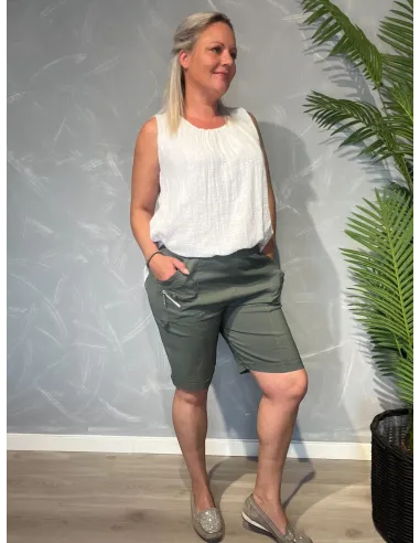 Cherry Berry shorts i khaki grøn vist på model med hvid top. Shortsene har elastik i taljen,
