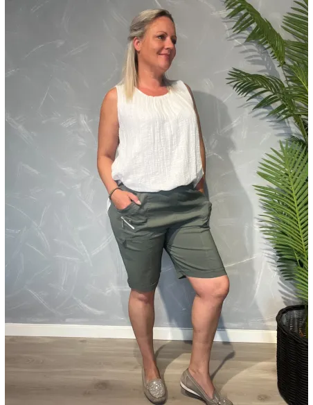 Cherry Berry shorts i khaki grøn vist på model med hvid top. Shortsene har elastik i taljen,