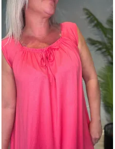 Komplet outfit visning med coral-farvet top og hvide bukser 2