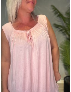 Snøredetalje og elastik på rosa tunika – TIPPY