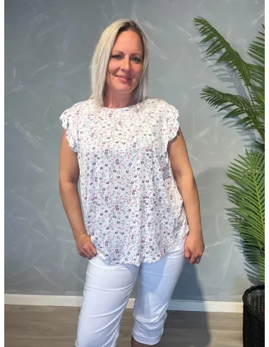 Hvid blomstret bluse med feminine flæseærmer, strækbar kvalitet og romantisk design, front