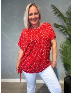 Rød blomstret t-shirt med snøredetaljer i siderne, O-udskæring og casual pasform med stretch kvalitet, ses fra siden 2