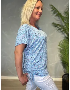 Lyseblå t-shirt med småblomstret print og snøredetaljer i siderne, O-udskæring og casual pasform med stretch kvalitet 2