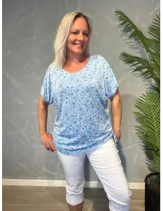 Lyseblå t-shirt med småblomstret print og snøredetaljer i siderne, O-udskæring og casual pasform med stretch kvalitet