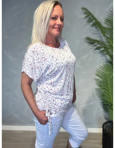 Hvid t-shirt med småblomstret print og snøredetaljer i siderne, O-udskæring og casual pasform med stretch kvalitet,