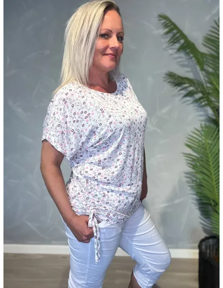 Hvid t-shirt med småblomstret print og snøredetaljer i siderne, O-udskæring og casual pasform med stretch kvalitet,