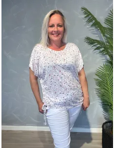 Hvid t-shirt med småblomstret print og snøredetaljer i siderne, O-udskæring og casual pasform med stretch kvalitet, 2