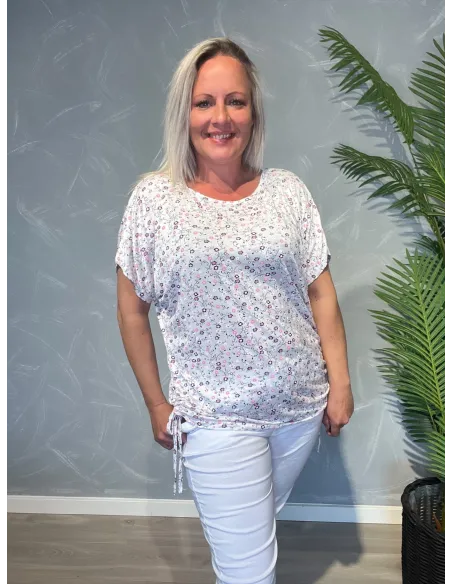 Hvid t-shirt med småblomstret print og snøredetaljer i siderne, O-udskæring og casual pasform med stretch kvalitet