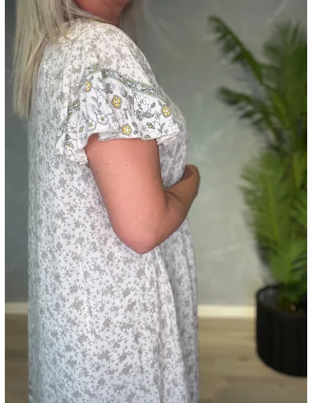 Blomsterprint detalje på sand kjole – TIPPY