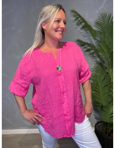 Pink hørbluse med stor pynte-knap, 3/4 ærmer og ekstra længde bagpå, onesize pasform