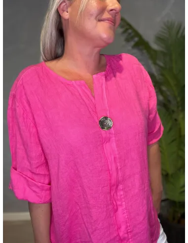 Pink hørbluse med stor pynte-knap, 3/4 ærmer og ekstra længde bagpå, onesize pasform, nærbillede af knapdetalje - TIPPY