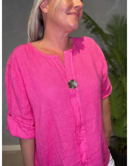 Pink hørbluse med stor pynte-knap, 3/4 ærmer og ekstra længde bagpå, onesize pasform, nærbillede af knapdetalje
