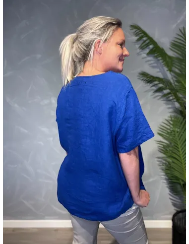 Cobolt blå hørbluse med træknapper og t-shirt ærmer, vist bagfra