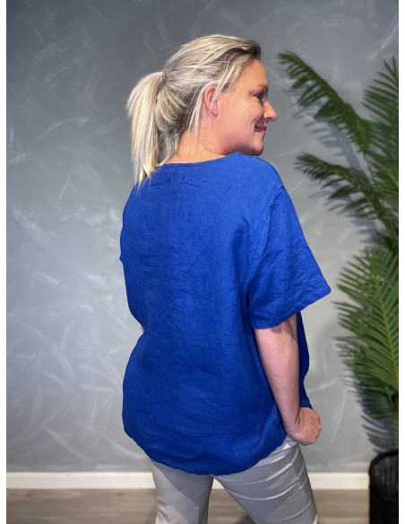 Cobolt blå hørbluse med træknapper og t-shirt ærmer, vist bagfra