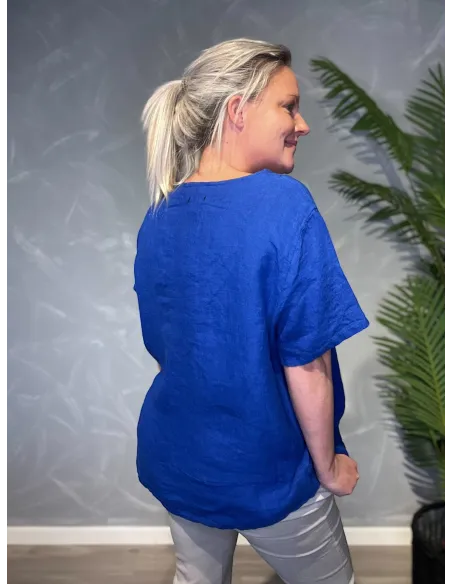 Cobolt blå hørbluse med træknapper og t-shirt ærmer, vist bagfra