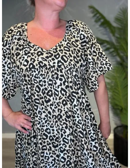 Nærbillede af leo print på maxi kjole – TIPPY