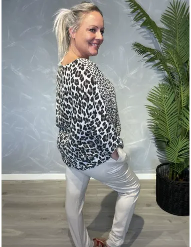 Bagside af lys leo leobluse 2 printet med stort leopardprint – TIPPY