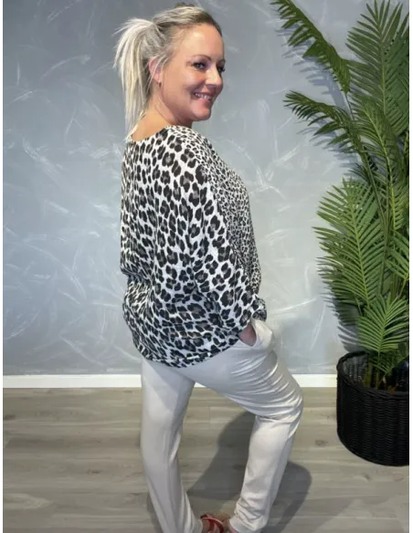 Bagside af lys leo leobluse 2 printet med stort leopardprint – TIPPY