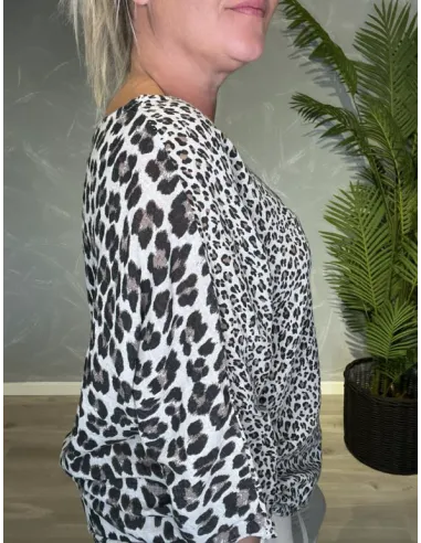 etalje af lille leopardprint på lys leo leobluse – TIPPY