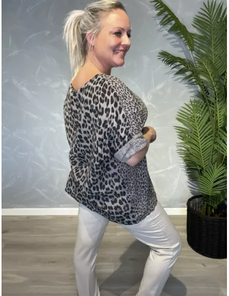 Bagside af mørk leo bluse med stort leopardprint – TIPPY