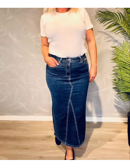 Lang denim nederdel med slids, vist på model med hvid t-shirt, klassiske forlommer og figursyet pasform