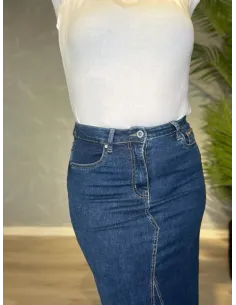 Lang denim nederdel med slids, vist på model med hvid t-shirt, klassiske forlommer og figursyet pasform 2