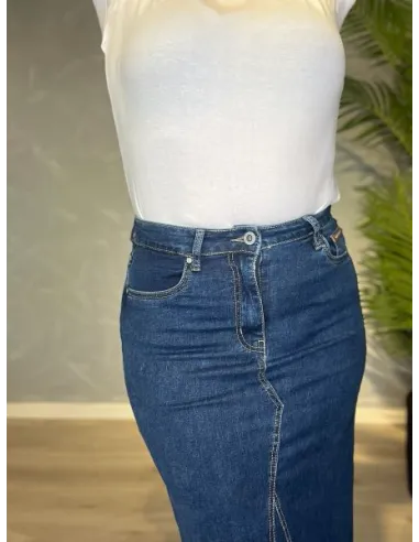 Detaljeret nærbillede af denimkvaliteten og syninger