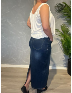 Lang denim nederdel med slids, vist på model med hvid top, klassiske forlommer og figursyet pasform 2