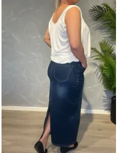 Lang denim nederdel med slids, vist på model med hvid top, klassiske forlommer og figursyet pasform 2