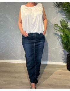 Lang denim nederdel med slids, vist på model med hvid top, klassiske forlommer og figursyet pasform
