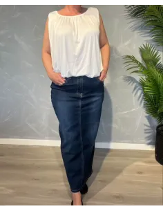 Lang denim nederdel med slids, vist på model med hvid top, klassiske forlommer og figursyet pasform