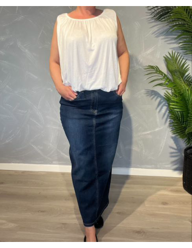 Lang denim nederdel med slids, vist på model med hvid top, klassiske forlommer og figursyet pasform