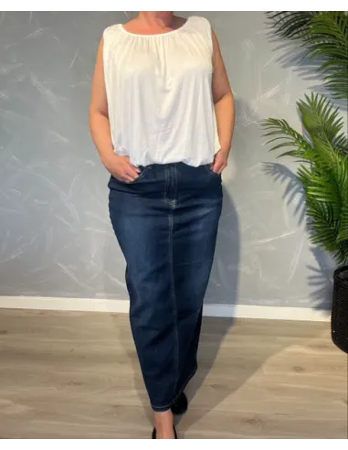 Lang denim nederdel med slids, vist på model med hvid top, klassiske forlommer og figursyet pasform