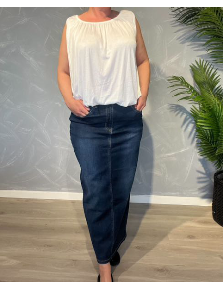 Lang denim nederdel med slids, vist på model med hvid top, klassiske forlommer og figursyet pasform