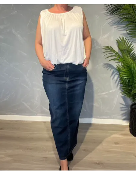 Lang denim nederdel med slids, vist på model med hvid top, klassiske forlommer og figursyet pasform